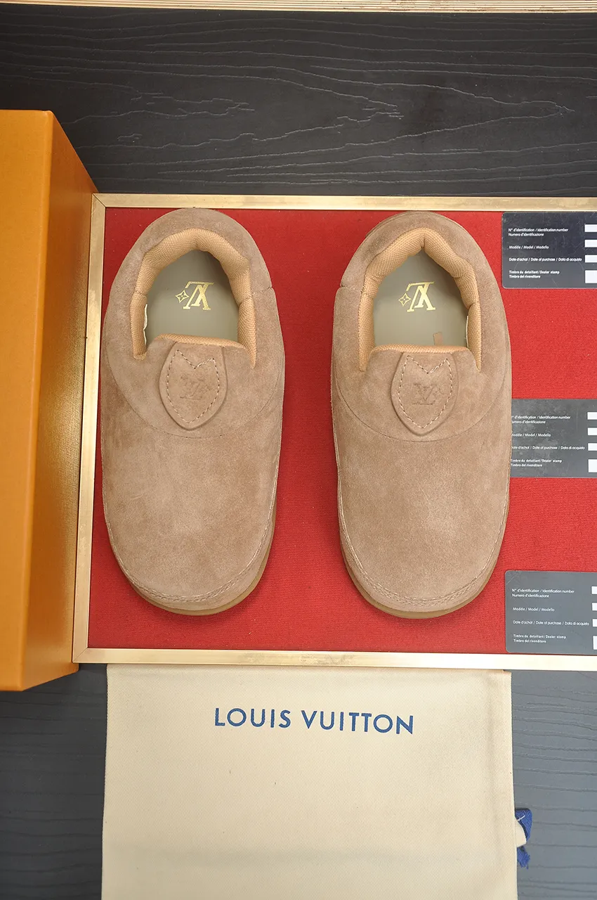 Men's men's shoes💰700💶 🔥New style🔥 LV co-branded nigo, ugly and cute😍Many Internet celebrities have put on their shoes, classic and versatile items.  ❄️Fabric: Imported high mercerized cow suede. ❄️Inner lining: high-grade elastic mesh, ❄️Outsole: original molded outsole, palm print rubber outsole with hidden L letter and Monongram flower ❄️Size: Female 35-41 (Female 41 customized), Male 39-46 (45-46 customized)